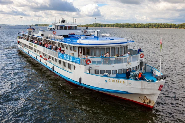 Rivier cruiseschip S. Yulaev in de buurt van de dijk in Samara bij zon — Stockfoto