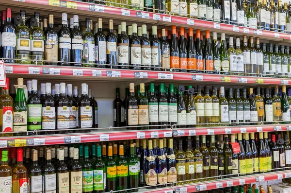 Mostrar bebidas alcohólicas en el hipermercado Imán — Foto de Stock