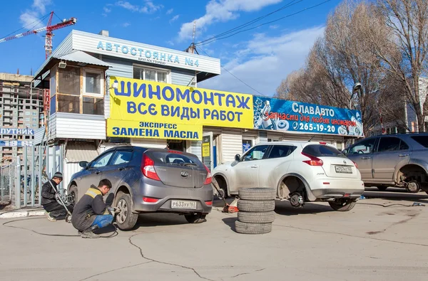 Hromadné výměny automobilových kol zimy do léta Samara — Stock fotografie