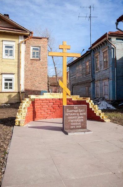 Pamětní kříž na místě starého kostela věřících Samara, — Stock fotografie