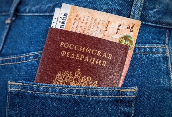 Passeport russe et billets de train dans la poche arrière du jean — Photo