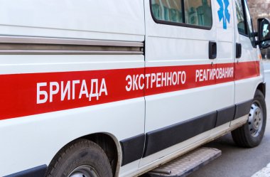 Ambulans araba sokakta park edilmiş. Rusya üzerindeki metin: 