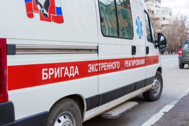 Ambulans araba sokakta park edilmiş. Rusya üzerindeki metin: 