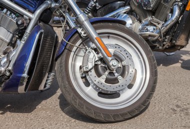 Bir spor motosiklet ön fren