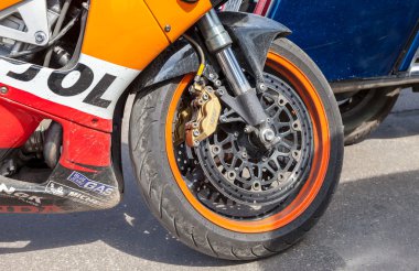 Bir spor motosiklet ön fren