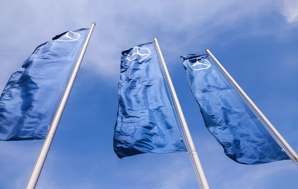 青い空にメルセデス ・ ベンツのフラグ — ストック写真