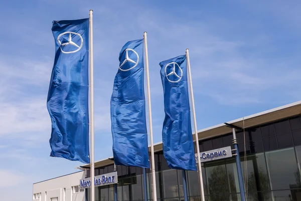 A zászlók a Mercedes-Benz, kék ég alatt — Stock Fotó