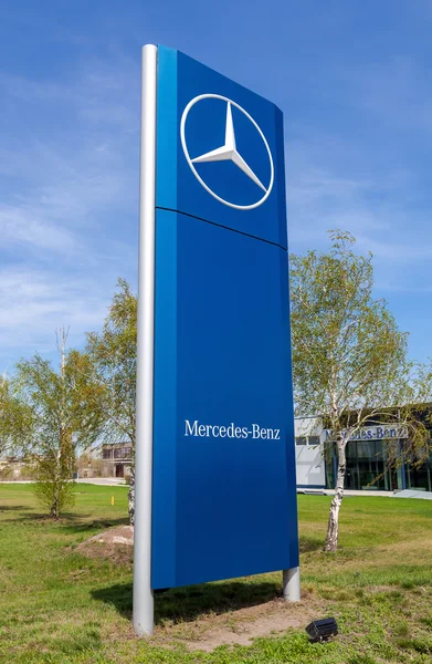 Official dealership sign of Mercedes-Benz — Stock Photo, Image