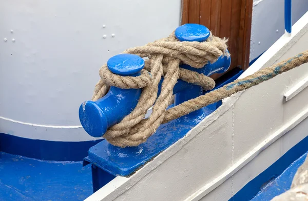 Nudo en una pilona de un barco — Foto de Stock