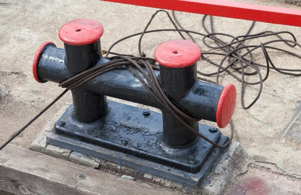 Bollard de amarração com uma corda fixa no cais — Fotografia de Stock