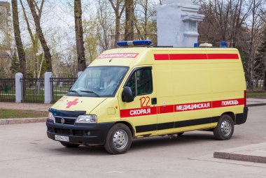 Ambulans araba sokakta park edilmiş. Rusya üzerindeki metin: 