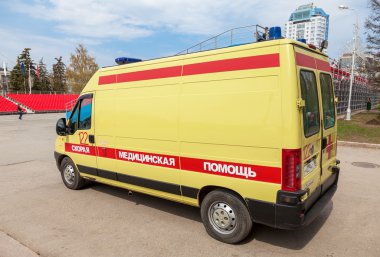 Ambulans araba sokakta park edilmiş. Rusya üzerindeki metin: 