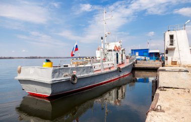 Samara Nehri limanda rıhtım duvarı küçük gemi altındadır, 