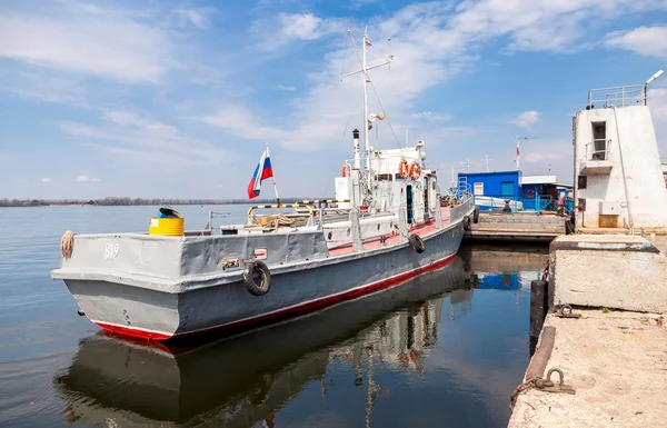 Het kleine schip is op de kademuur van de rivierhaven in Samara, — Stockfoto