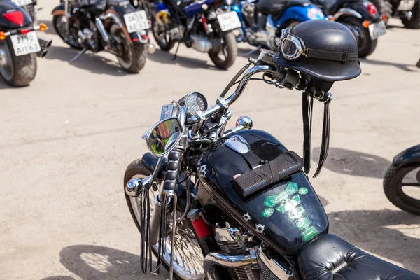 Capacete de motocicleta na moto durante o tradicional anual — Fotografia de Stock