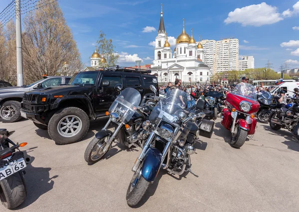 De traditionele jaarlijkse bijeenkomst van mei dag van fietsers in Samara, Ru — Stockfoto