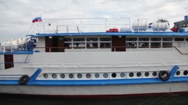 River cruise gemi Togliatti setin yakınındaki güneşli yaz gününde