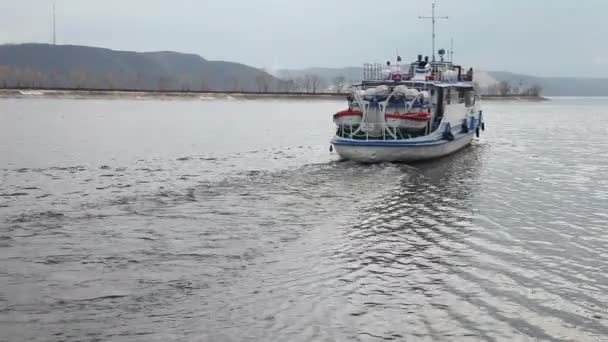 Řeka výletní lodi u nábřeží v Togliatti na slunečný letní den — Stock video