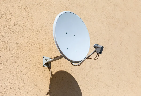 Anteny satelitarnej montowane na ścianie domu — Zdjęcie stockowe