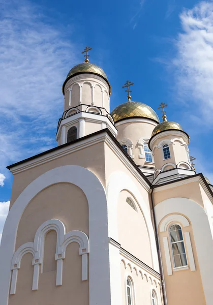 Cupole d'oro di chiesa ortodossa russa con croce contro azzurro — Foto Stock