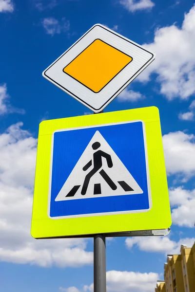 Verkeersborden hoofdweg en voetgangersoversteekplaats met wolken in b — Stockfoto