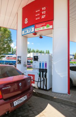Arabada benzin istasyonu Lukoil, Samara, Rusya