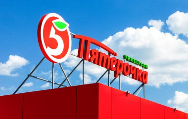 Süpermarket Pyaterochka mavi gökyüzü backg karşı markası