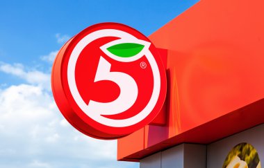 Rusya'nın en büyük perakendeci Pyaterochka karşı mavi s logosu