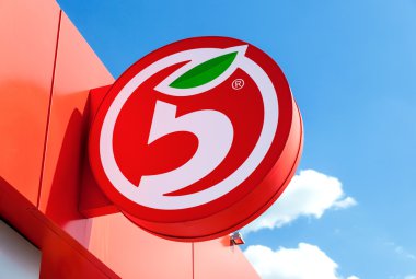 Rusya'nın en büyük perakendeci Pyaterochka karşı mavi s logosu