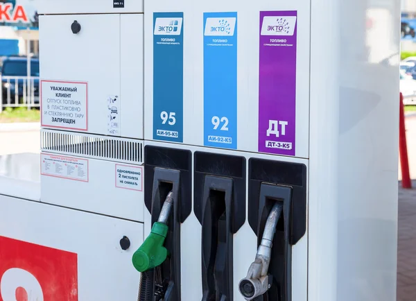Llenar la columna con diferentes combustibles en una gasolinera —  Fotos de Stock