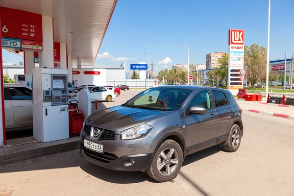 L'auto al distributore di benzina Lukoil a Samara, Russia — Foto Stock