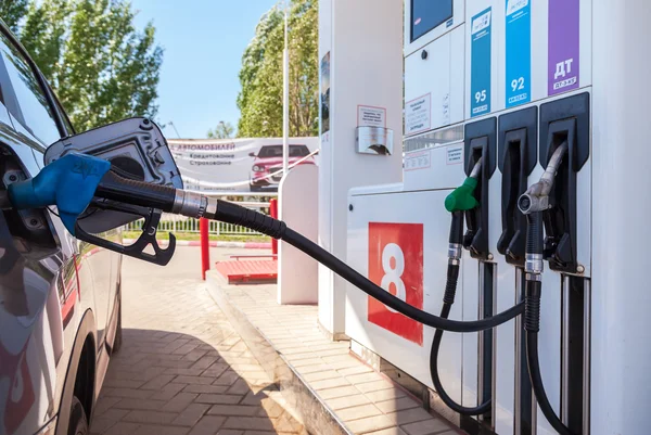 Coche de pasajeros alimentado con gasolina en una gasolinera —  Fotos de Stock