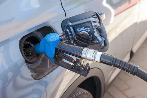 Bir benzin istasyonunda benzin ile binek otomobil yakıt