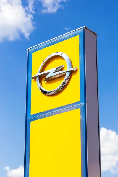 La concessionaria Opel firma contro il cielo blu. Opel è un automobi tedesco — Foto Stock