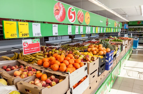 Frutas y verduras frescas listas para la venta en el supermercado Py —  Fotos de Stock