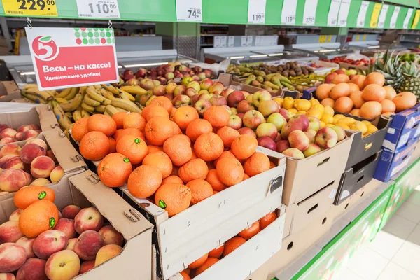 Čerstvé ovoce a zelenina připravené k prodeji v supermarketu Py — Stock fotografie