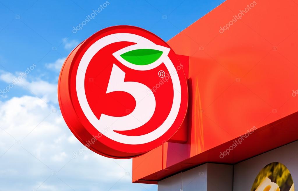 SAMARA, RUSSIA - MAY 24, 2015: Logo of russia's largest retailer Pyaterochka against the blue sky background