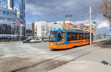 Tramvay Caddesi üzerinde yaz güneşli bir günde sürmek.