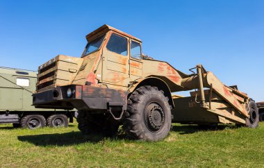 Togliatti Teknik Müzesi'nde büyük ağır inşaat buldozer ben