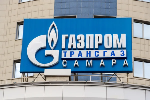 Het logo van Gazprom op de gevel — Stockfoto