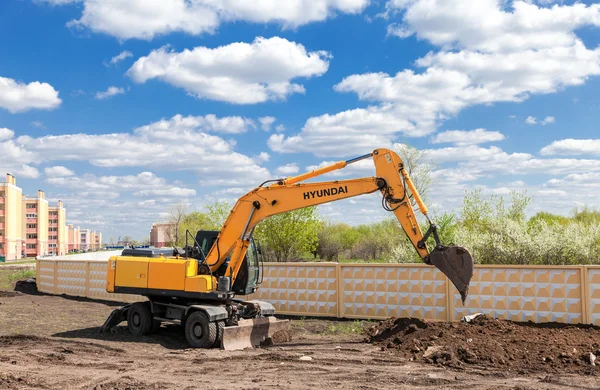 Escavatore Hyundai in cantiere in estate giornata di sole — Foto Stock