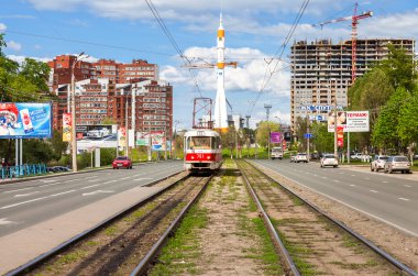 Tramvay rides Lenin Caddesi üzerinde Samara, Rusya Federasyonu