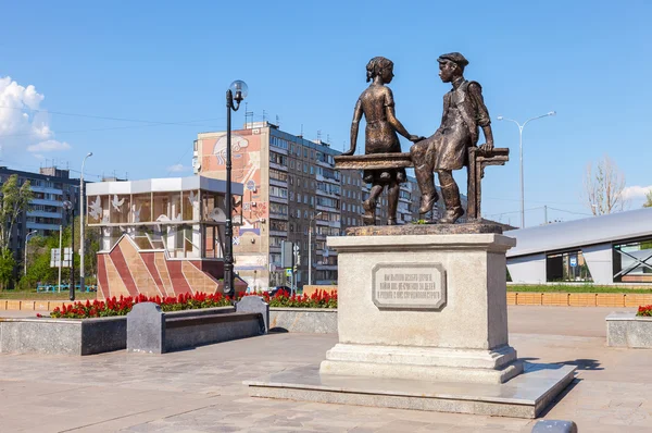 Бронзовый памятник детям - труженикам тыла в Самаре , — стоковое фото
