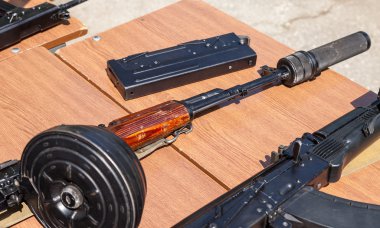 Samara, Rusya - 30 Mayıs 2015: Rus ateşli silahlar. Hafif makineli tüfek s-90, katlanmış.