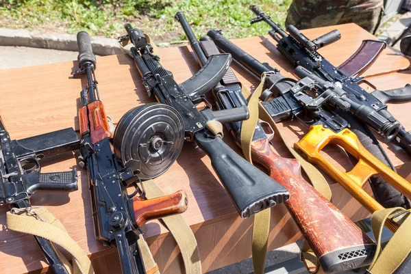 Armas rusas. Muestras de armas pequeñas rusas — Foto de Stock