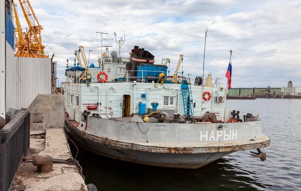 Naryn het schip op de aangemeerde aan Wolga rivier in zomerdag — Stockfoto