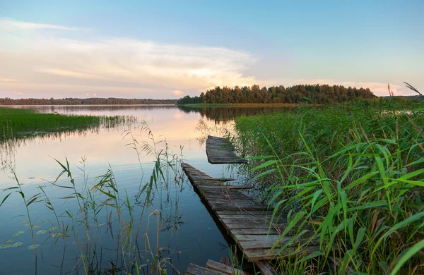 Sommar landskap med sjö och gamla träbro — Stockfoto