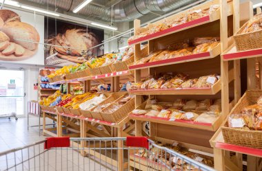 Ekmek yapım ürünleri satışında yeni hipermarket mıknatıs için hazır. Rus