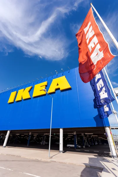 Tienda IKEA Samara. IKEA es la tienda de muebles más grande del mundo —  Fotos de Stock