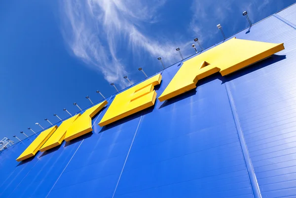 IKEA logo. IKEA je největší prodejce nábytku na světě — Stock fotografie